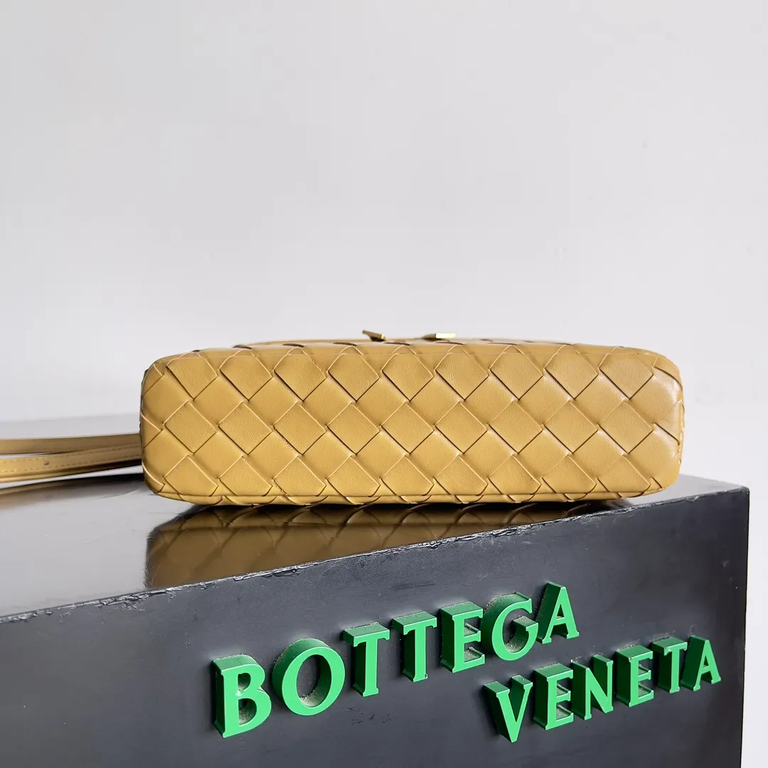 Batch 1360 Bottega Veneta 24 spring and summer woven zipper crossbody bag. A crossbody bag that can be used as a cosmetic bag. The exquisite weaving and compact body are an indispensable accessory for the upcoming summer. The double zipper also better protects the bag. It has a large capacity. If you like it, don’t miss it. Style number: 789109 Size: 22*12.5*5cm